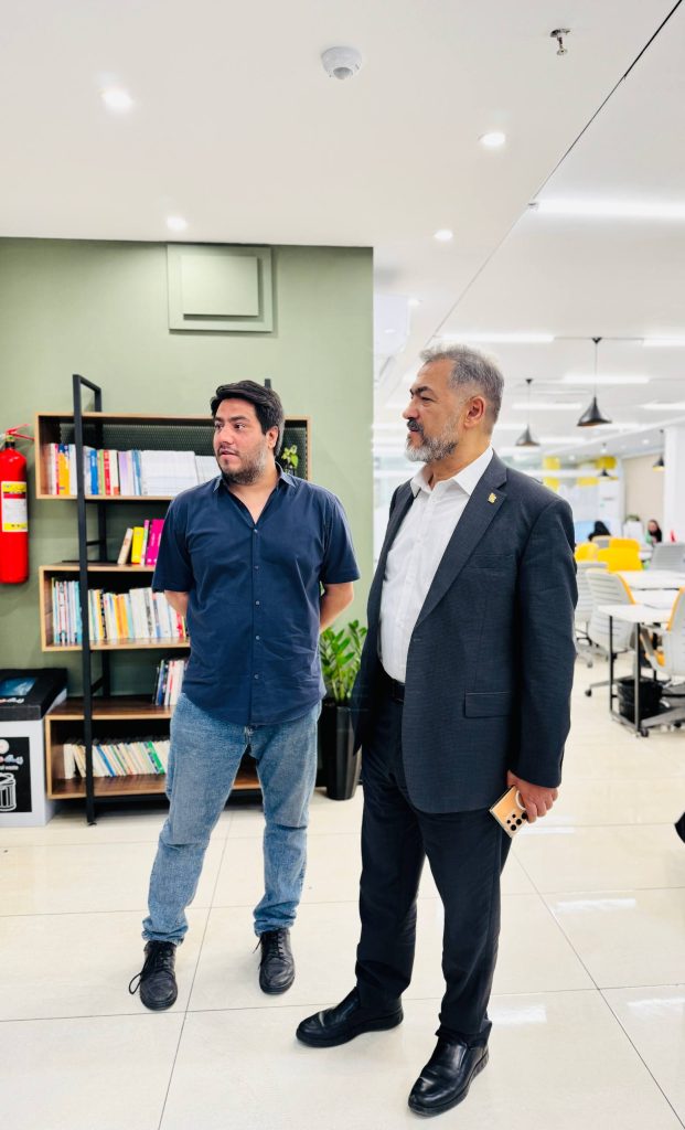 حضور جناب آقای محمدعلی چمنیان، مدیرعامل نیان الکترونیک و نایب رئیس اتاق بازرگانی، صنایع، معادن و کشاورزی استان خراسان رضوی در هلدینگ تبلیغاتی رسانه‌ای خبرفوری
