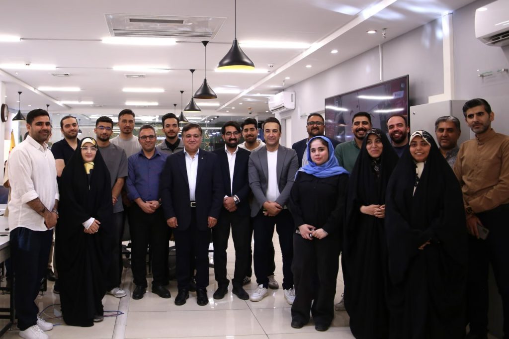 تشکیل جلسه و بازدید علی تاجرنیا مدیرعامل باشگاه استقلال و هیات همراه از هلدینگ تبلیغاتی رسانه‌ای خبرفوری