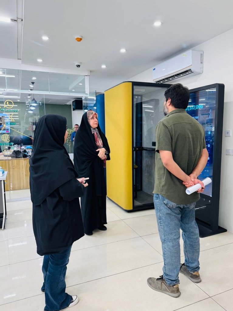 حضور سرکارخانم نسرین یوسفی عارفی، رئیس کمیسیون انرژی اتاق بازرگانی، صنایع، معادن و کشاورزی استان خراسان رضوی در هلدینگ تبلیغاتی رسانه‌ای خبرفوری